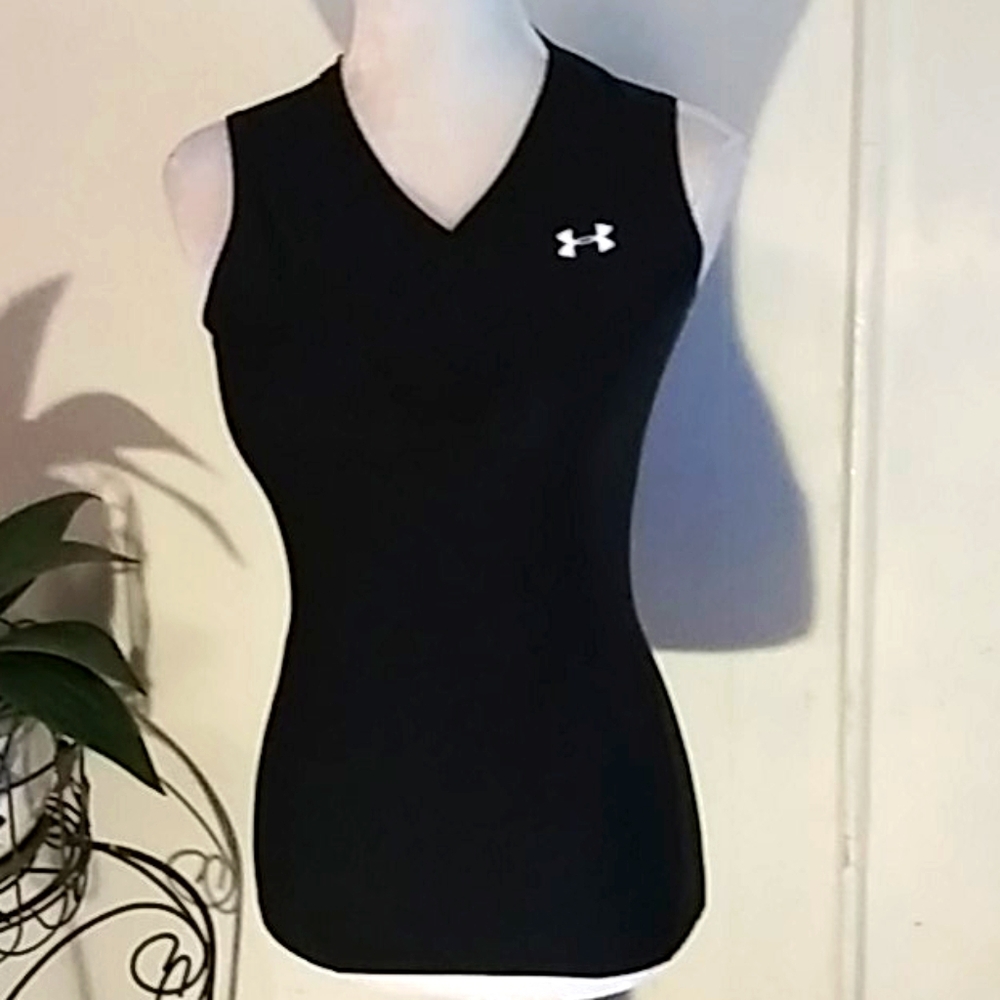 Size medium Under Armour heatgear workout top